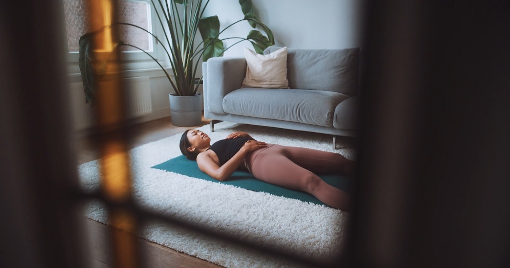 Relaksacija u Savasana pozi kao deo prakse joge kod kuće